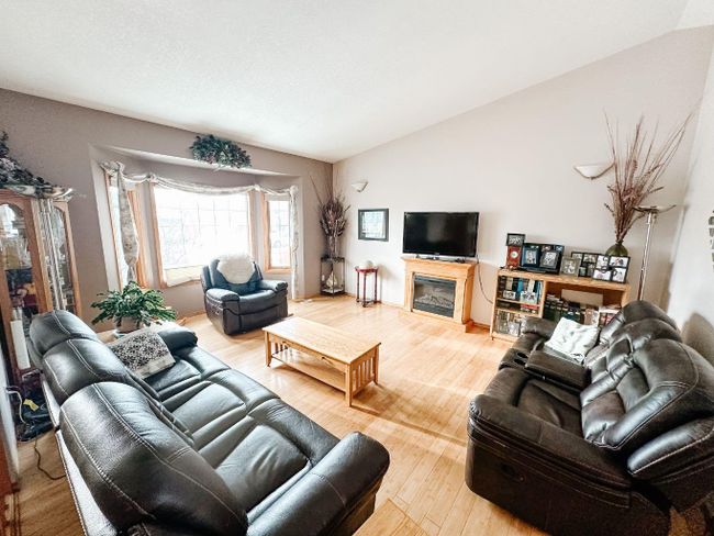 4722 43 Street, Home with 4 bedrooms, 3 bathrooms and 4 parking in Mayerthorpe AB | Image 5