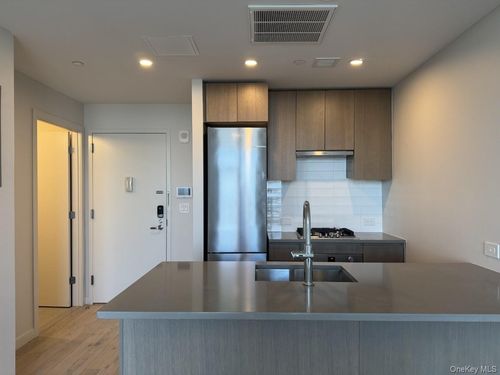 9o-131-02B 40th Road, New York, NY, 11354 | Card Image