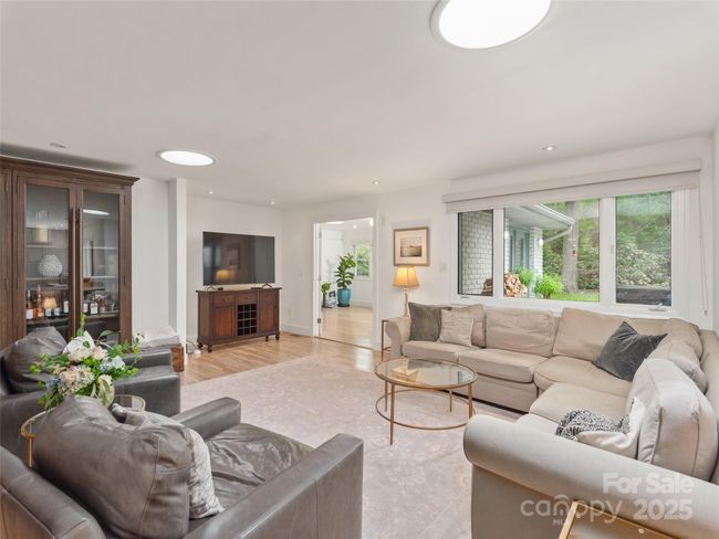 Family Room | Image 12