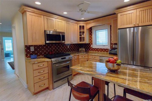 17 Elton Rd, Stewart Manor, NY, 11530-3807 | Card Image