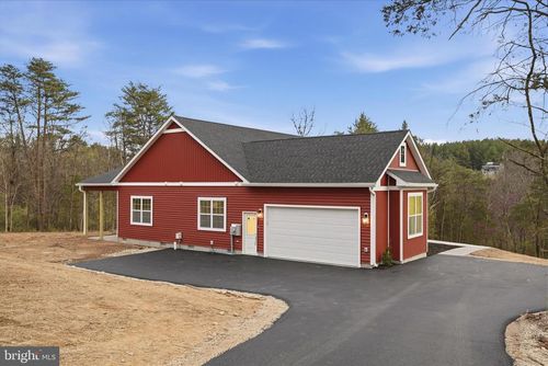831 Avanti Dr, BUNKER HILL, WV, 25413-2920 | Card Image