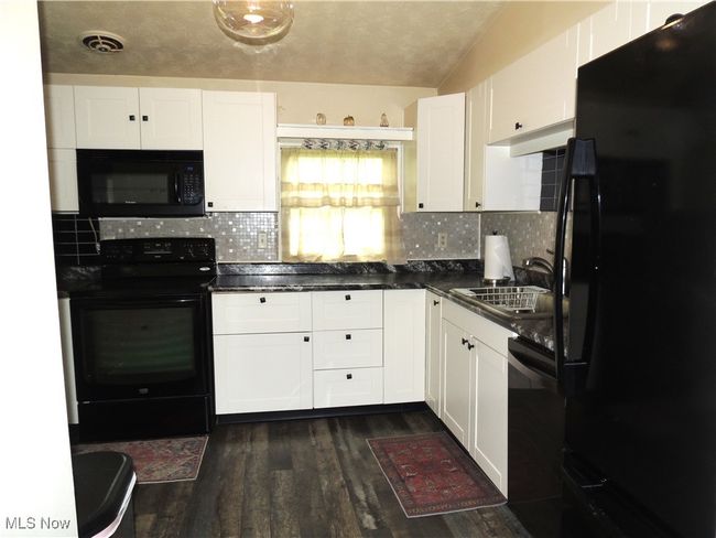 678 Laurelwood Dr Se, House other with 3 bedrooms, 2 bathrooms and null parking in Warren OH | Image 5
