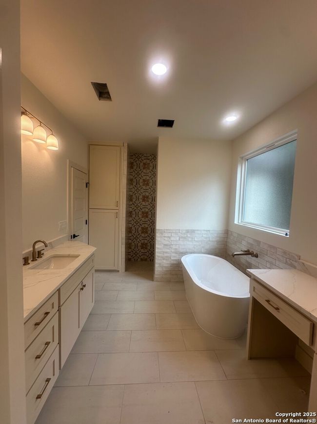 Primary Bathroon | Image 10