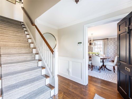 99 Thayer Rd, Manhasset, NY, 11030-2449 | Card Image