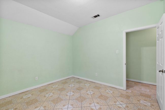 Unfurnished room with lofted ceiling and baseboards | Image 7