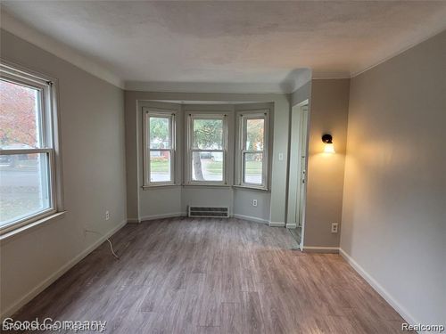 18729 Elkhart St, Harper Woods, MI, 48225-2103 | Card Image