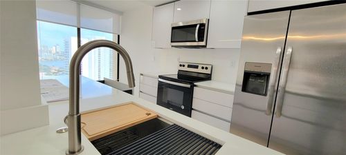 23f-19355 Turnberry Way, Miami, FL, 33180-2543 | Card Image