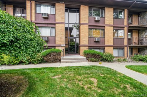 107-10 Oakwood Ter, New Windsor, NY, 12553-7734 | Card Image