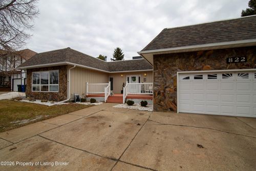 822 Senior Ave, Dickinson, ND, 58601-3754 | Card Image