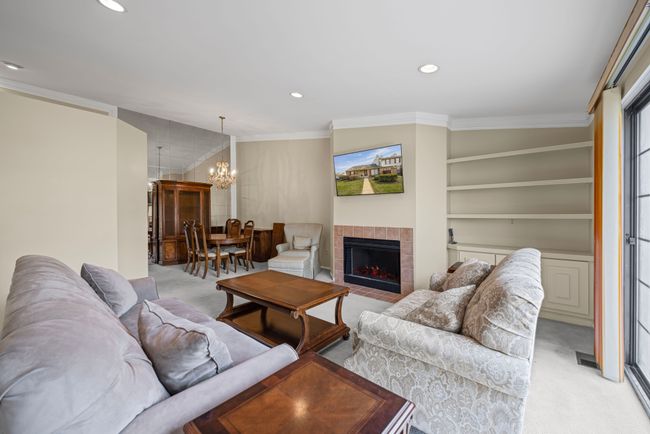 38906 Country Cir, Condo with 2 bedrooms, 3 bathrooms and null parking in Farmington Hills MI | Image 7