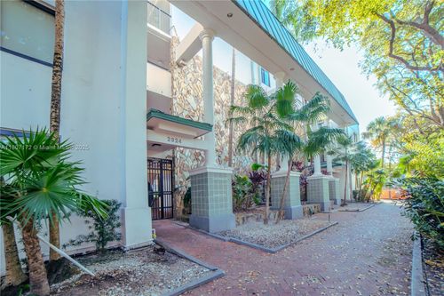 ph4n-2924 Day Ave, Coconut Grove, FL, 33133-5283 | Card Image