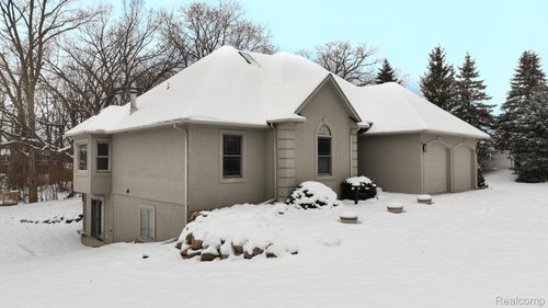 2245 W Cook Rd, Grand Blanc, MI, 48439-9325 | Card Image