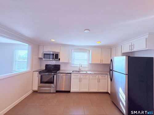 387 Quaker Ln S, West Hartford, CT, 06119-2214 | Card Image