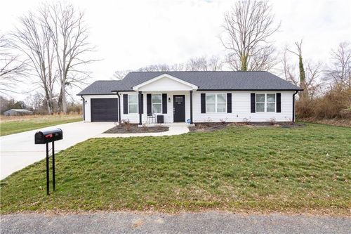 104 Dillon St, Winston Salem, NC, 27107-1816 | Card Image