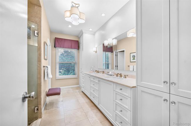 Custom Bath with Dual Vanity | Image 24