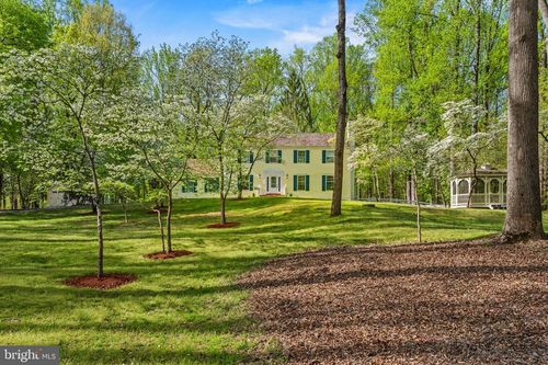 9201 Potomac Woods Ln, GREAT FALLS, VA, 22066-4107 | Card Image