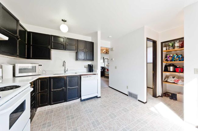 2816 38 Street Sw, Home with 7 bedrooms, 3 bathrooms and 3 parking in Calgary AB | Image 27