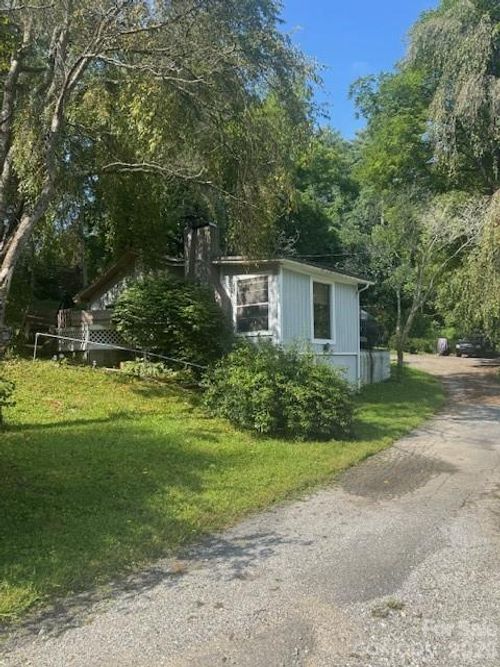 57 Twin Ponds Ln, Hendersonville, NC, 28739-7158 | Card Image