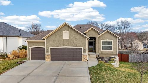 113 N Eastglen Dr, Raymore, MO, 64083-8610 | Card Image