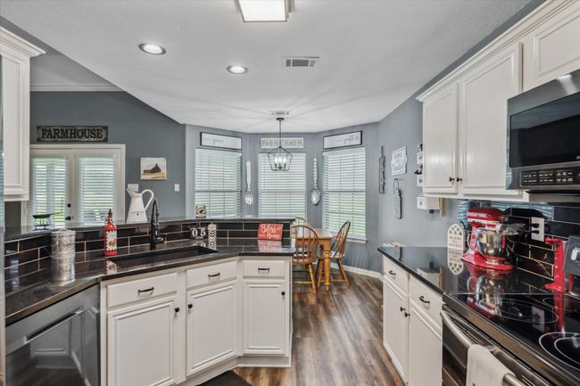 Nothing better than an "eat-in kitchen" | Image 13