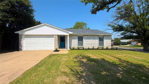 6933 Glenhurst Dr, North Richland Hills, TX, 76182-4920 | Card Image