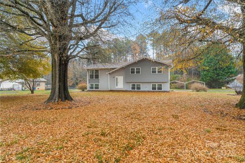 2210 24th Street Cir Ne, Hickory, NC, 28601-7922 | Card Image