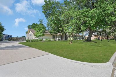 18214 Nassau Bay Drive, House other with 4 bedrooms, 3 bathrooms and null parking in Nassau Bay TX | Image 3