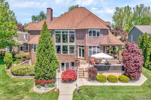 2916 Woodstock Cir, Port Huron, MI, 48060-2678 | Card Image