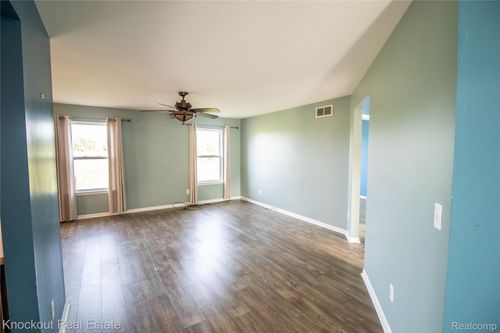 500 Windy Blf, Flushing, MI, 48433-2666 | Card Image