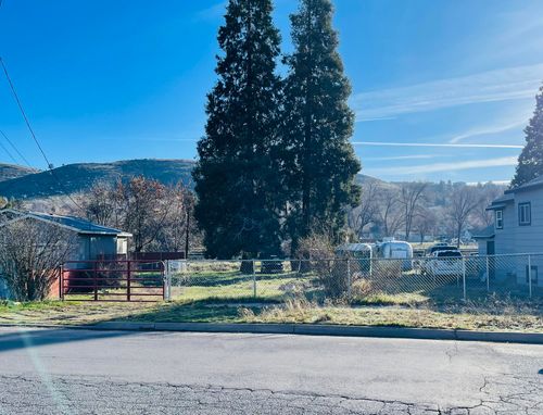 1807 Crescent Avenue, Klamath Falls, OR, 97601 | Card Image