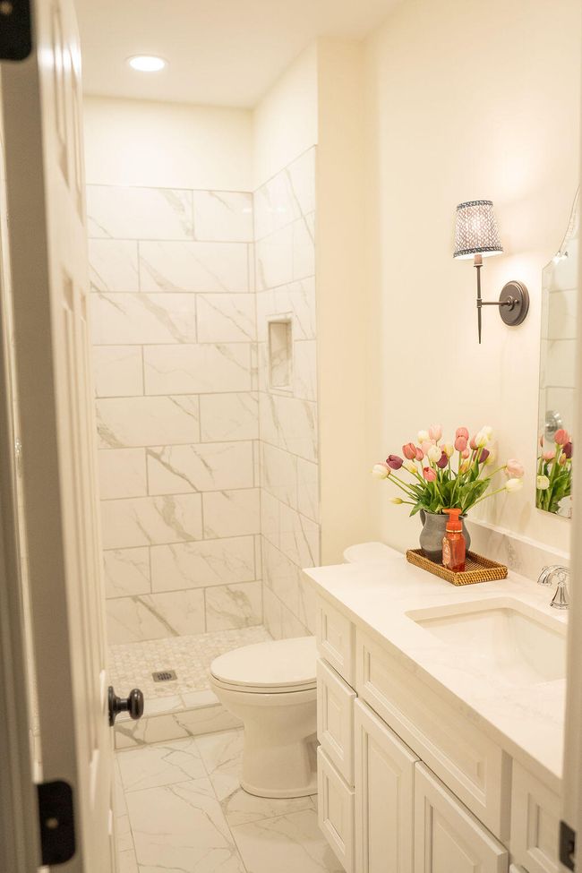 1st full bath between kitchen and dining room. | Image 28