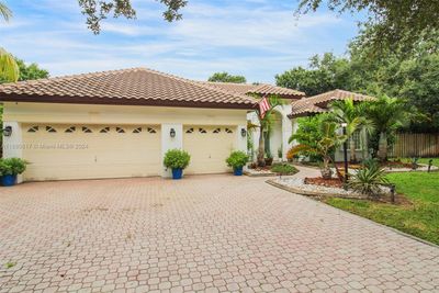 6041 Superior Blvd, House other with 4 bedrooms, 3 bathrooms and null parking in Davie FL | Image 2