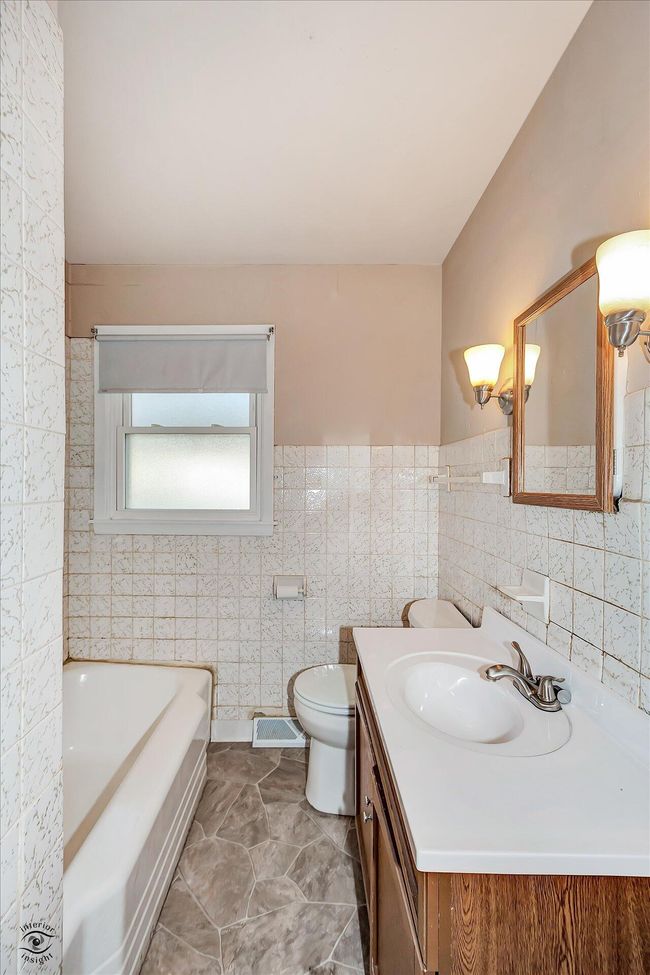 14-Bathroom V | Image 14