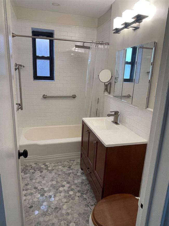 Bathroom with shower / bath combo, vanity, and backsplash | Image 9