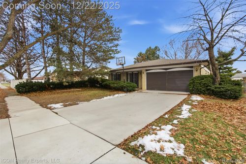 2956 Charity Dr, Sterling Heights, MI, 48310-2939 | Card Image