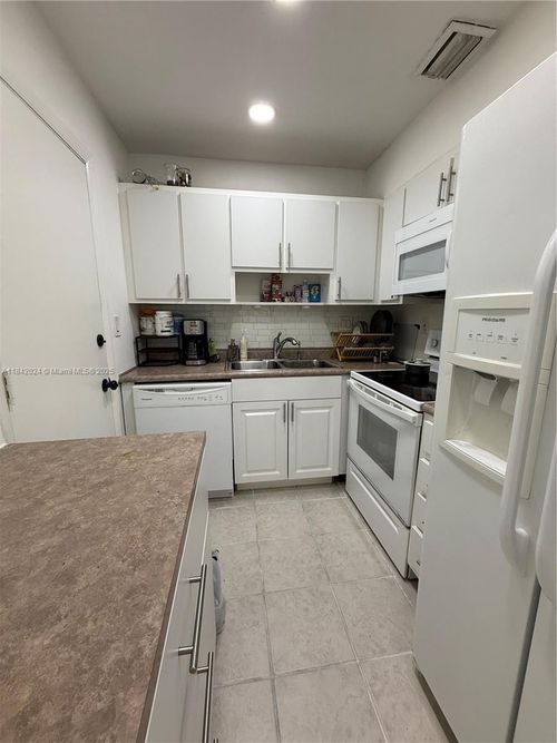 apt-209-3000 Ne 16th Ave, Oakland Park, FL, 33334-5268 | Card Image