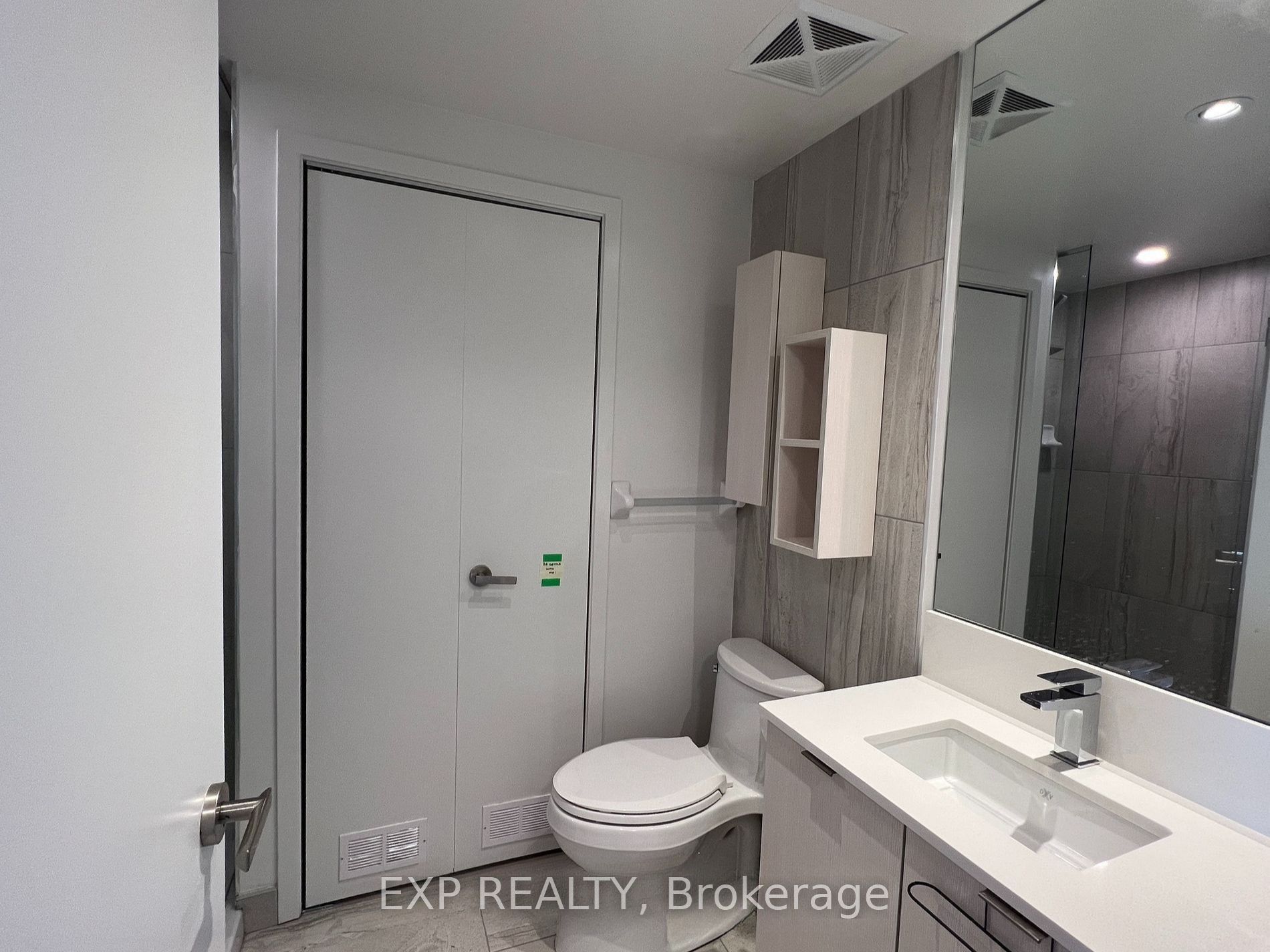Residential Lease in Toronto C10 4