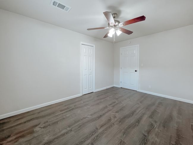 Unfurnished room with dark wood finished floors and ceiling fan | Image 23