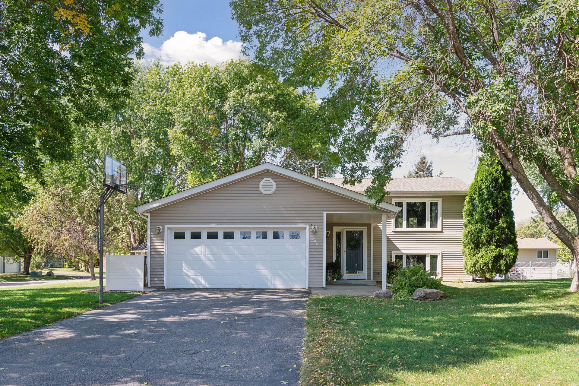 Concord Dr, Chaska, MN 55318