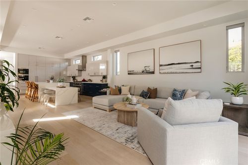 664 Rosecrans Ave, Manhattan Beach, CA, 90266-3237 | Card Image