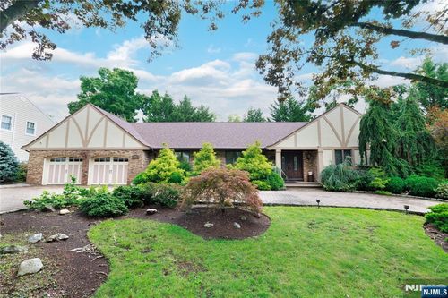 806 Stella Ct, Paramus, NJ, 07652-3817 | Card Image