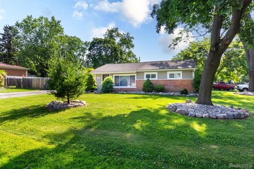 260 Lorberta Ln, Waterford, MI, 48328-2527 | Card Image