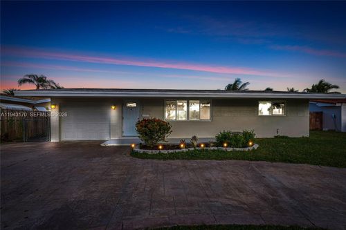 1301 Nw 87th Way, Pembroke Pines, FL, 33024-4738 | Card Image