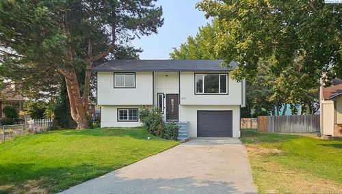 900 W 44th Pl, Kennewick, WA, 99337-4522 | Card Image