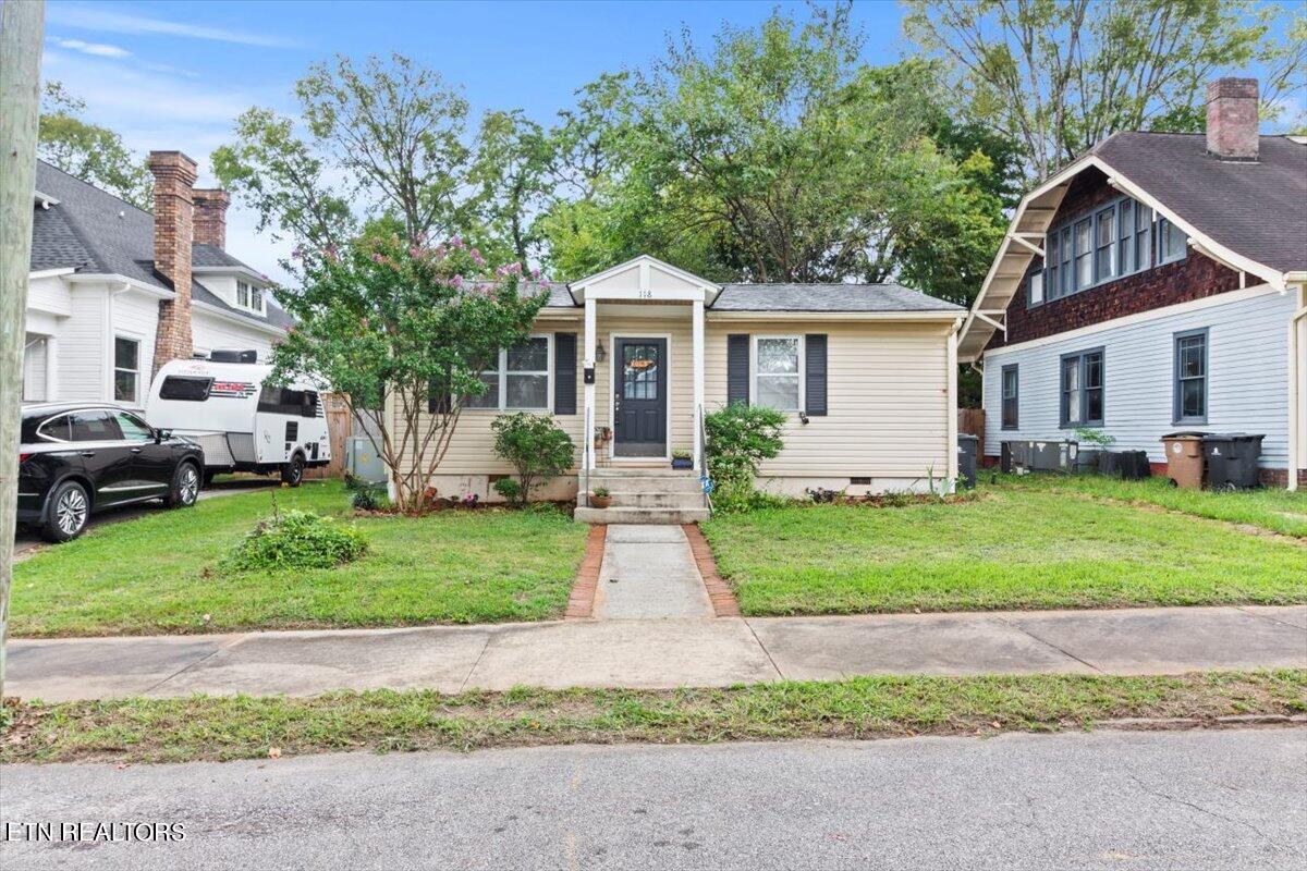 Leonard Pl, Knoxville, TN 37917