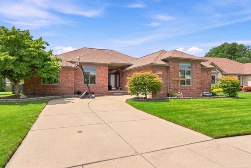 47641 Beacon Square Dr, Macomb, MI, 48044-2870 | Card Image