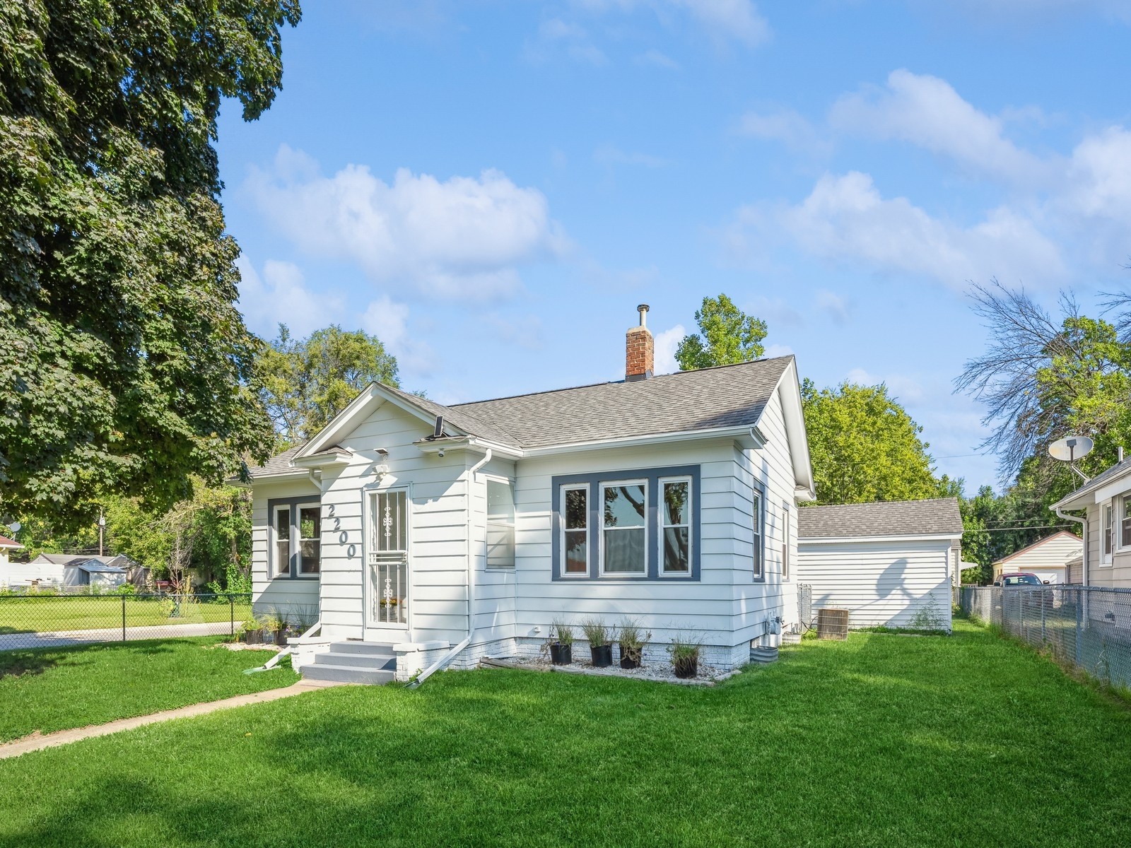 Walnut St, Des Moines, IA 50317