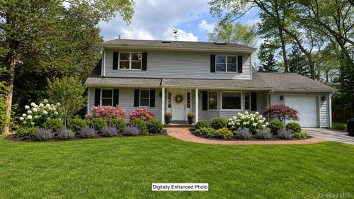 55 Leafy Way, Riverhead, NY, 11901-5822 | Card Image