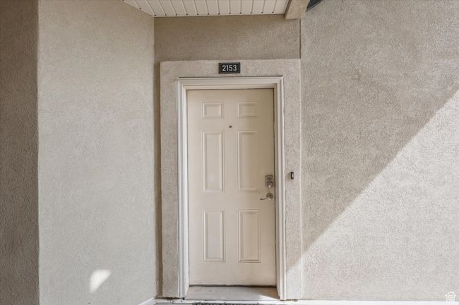Property entrance with stucco siding | Image 15