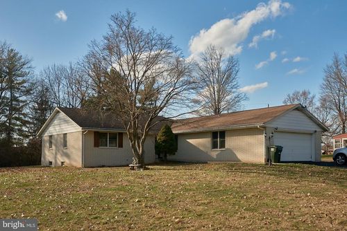 884 Ahrens Rd, READING, PA, 19606-3704 | Card Image